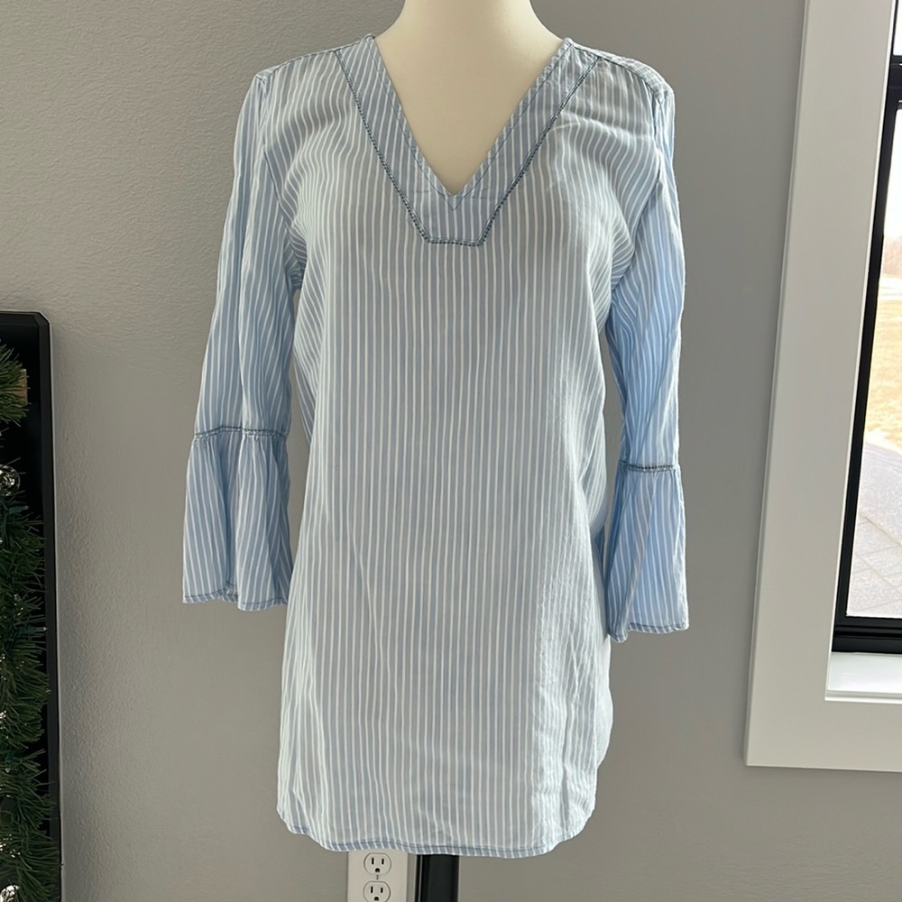 Lightweight top with flutter sleeve and vneck detail